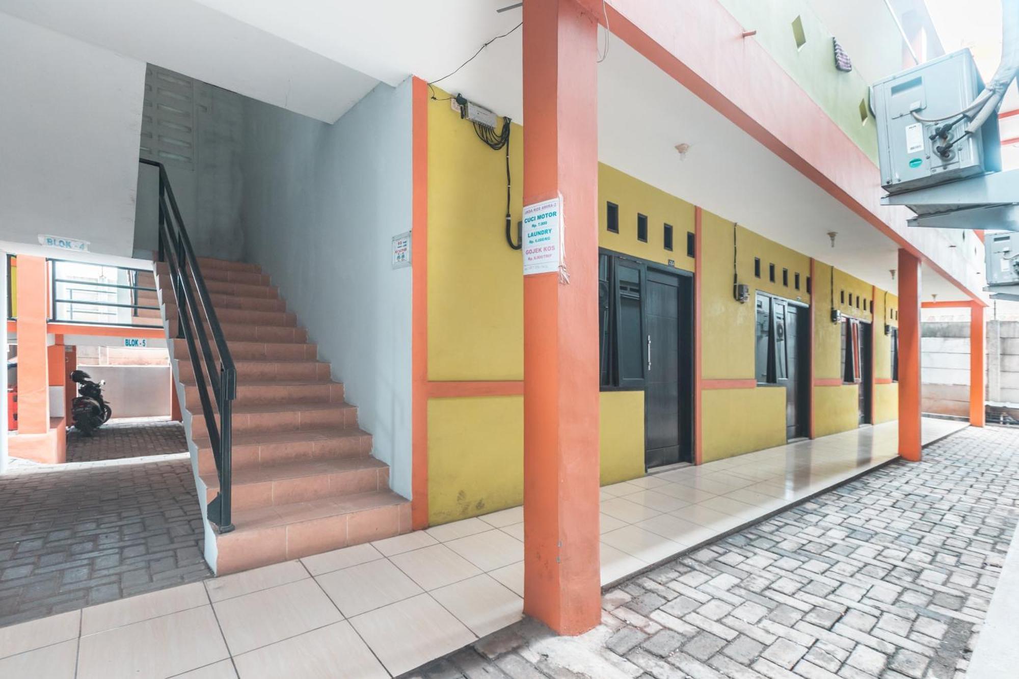 Oyo Living 1756 Amira Guest House Bekasi Exterior photo