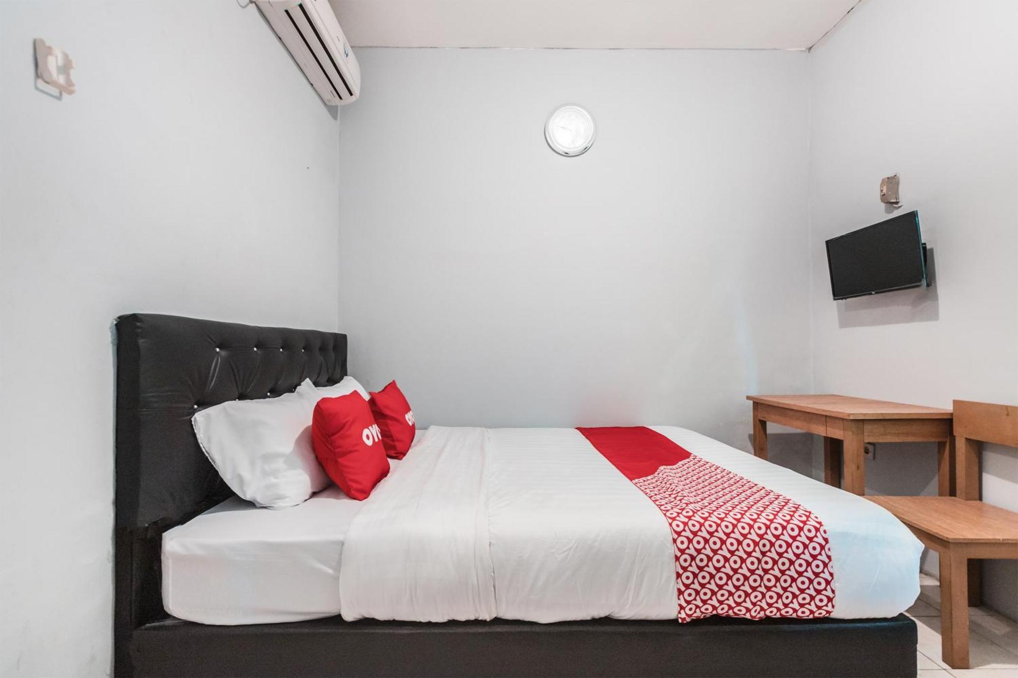 Oyo Living 1756 Amira Guest House Bekasi Exterior photo
