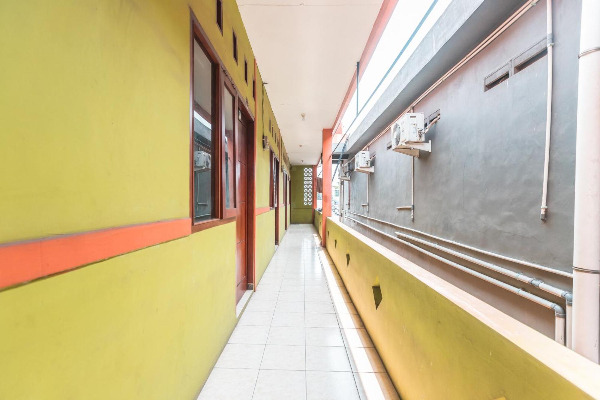 Oyo Living 1756 Amira Guest House Bekasi Exterior photo