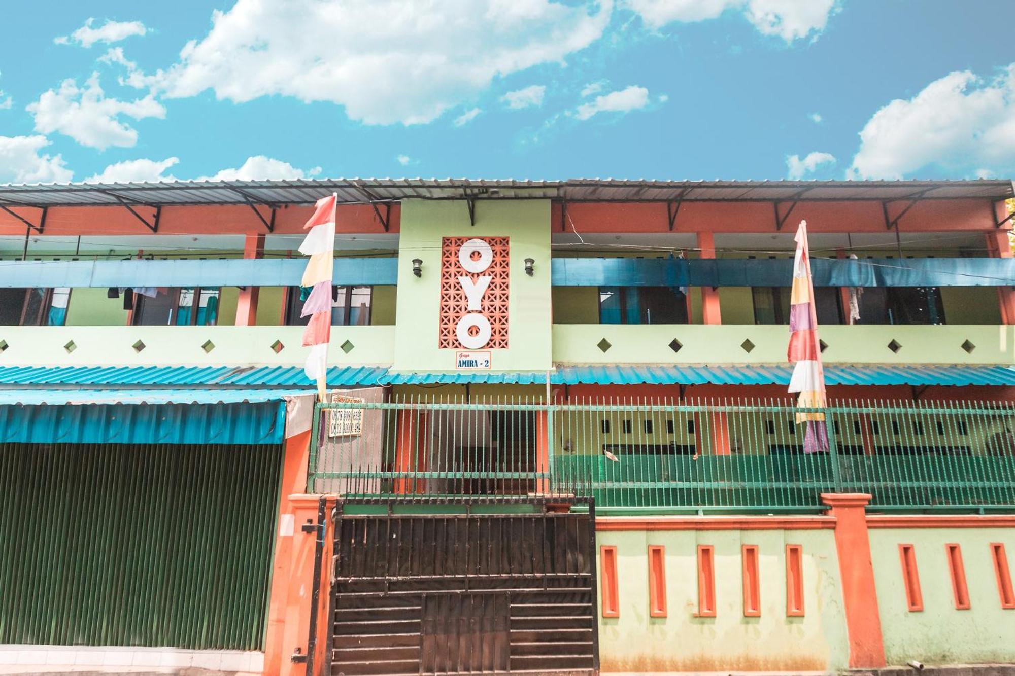 Oyo Living 1756 Amira Guest House Bekasi Exterior photo